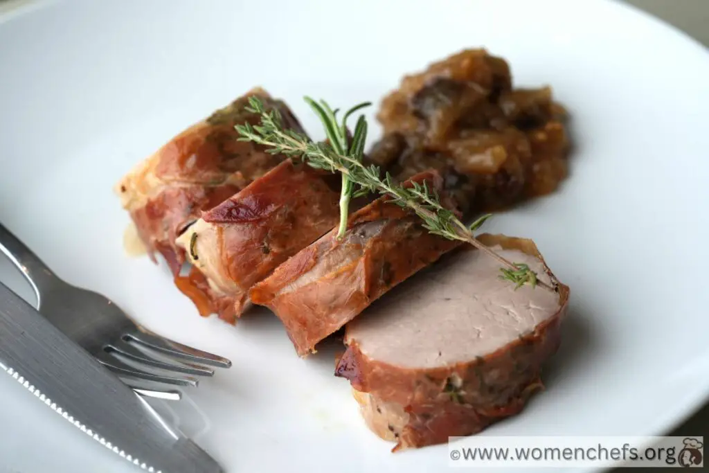 sliced-roasted-pork-tenderloin-on-a-plate-with-apople-chutney
